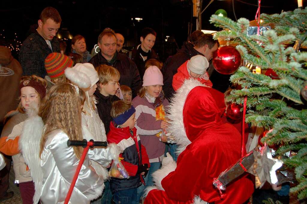 Der Nikolaus hatte lange zu tun, bis alle Kinder bedient waren.