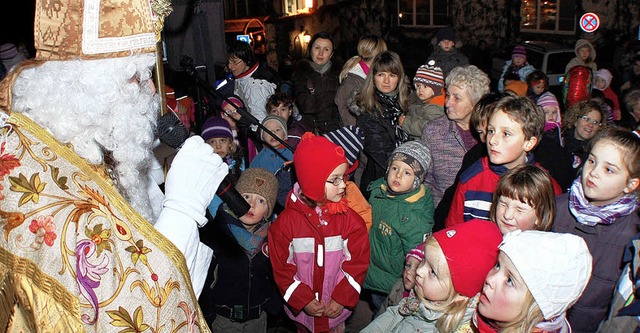 Der Nikolaus kam und beschenkte die Kleinen  | Foto: Stefan Merkle