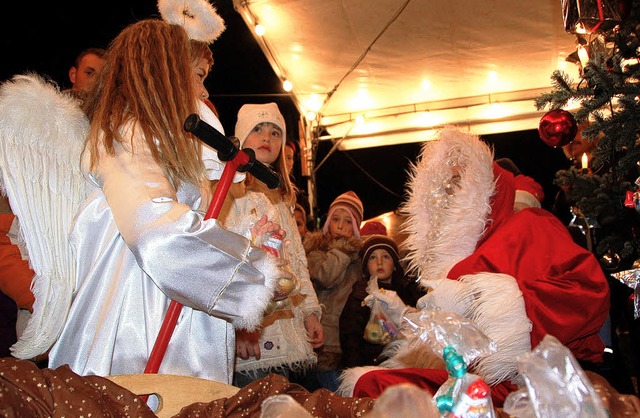 Der Nikolaus und seine Engelchen beglcken die Kinder mit  Grabbelscken.   | Foto: Ralf H. Dorweiler