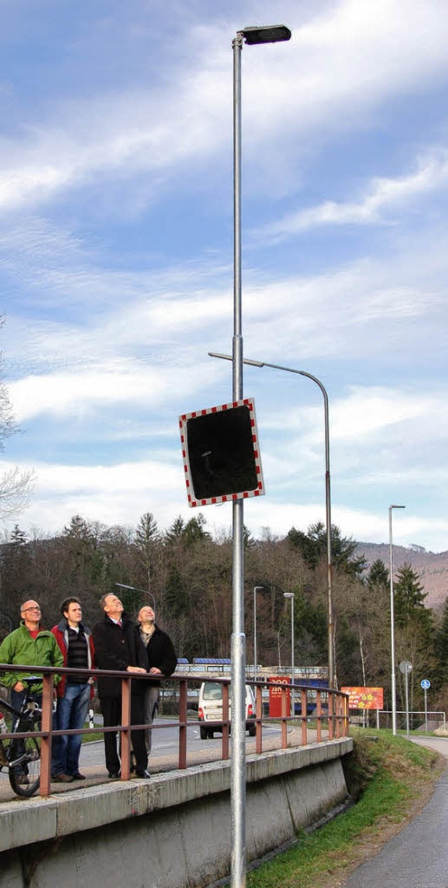 Unter der  LED-Laterne: Bauamtsleiter ... Frank Ziegler von der EWS (von links)  | Foto: Karin Maier