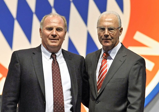 Uli Hoene (links) und Franz Beckenbau... Jahreshauptversammlung des FC Bayern   | Foto: dpa