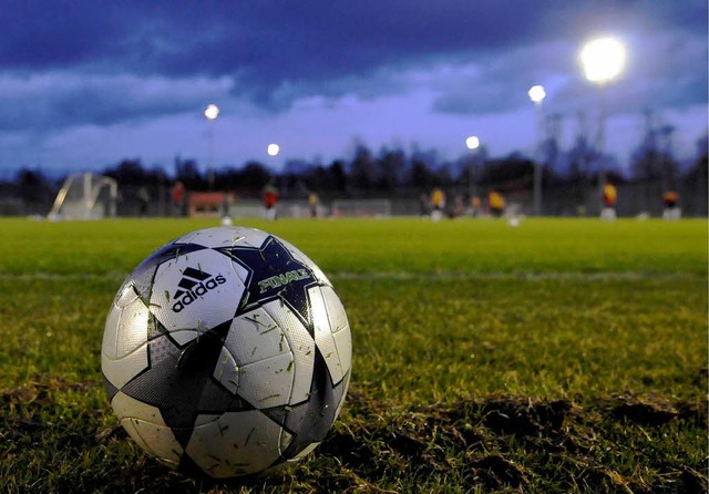 Der Ball ist rund. Seine Flugkurve bee...r nicht nur die Spieler auf dem Platz.  | Foto: ddp