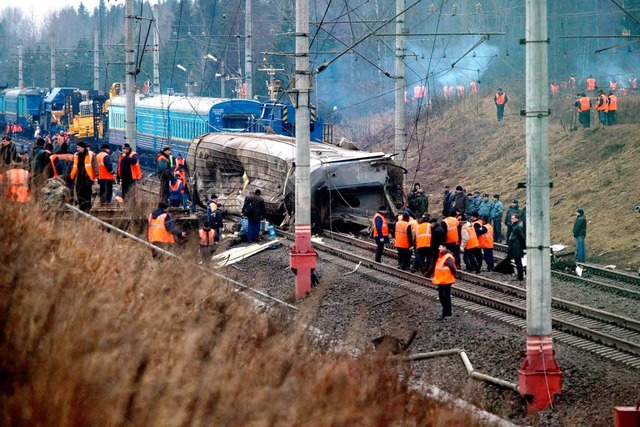 Vier von 14 Waggons waren entgleist: U...etwa 350 Kilometer von Moskau entfernt  | Foto: dpa