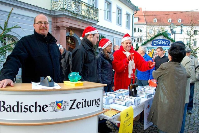 Fr die BZ-WEihnachtsaktion verkauften...a Schinzig  Spazialitten aus Italien.  | Foto: Sylvia-Karina Jahn