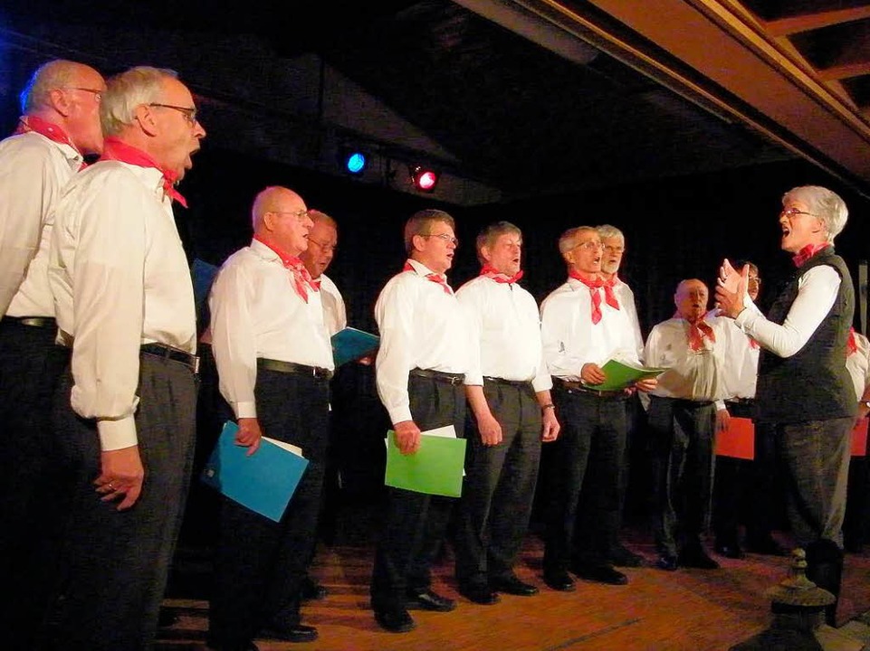 Die Bergsteiger zeigen mit Dirigentin ... sondern auch bravours singen knnen.  | Foto: Martha Weishaar