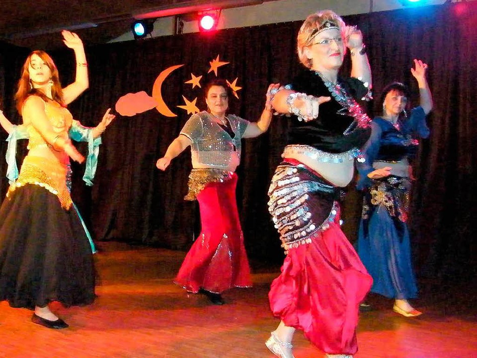 Märchenhafte Kostüme und betörende Tän...entierte die orientalische Tanzgruppe.  | Foto: Martha Weishaar