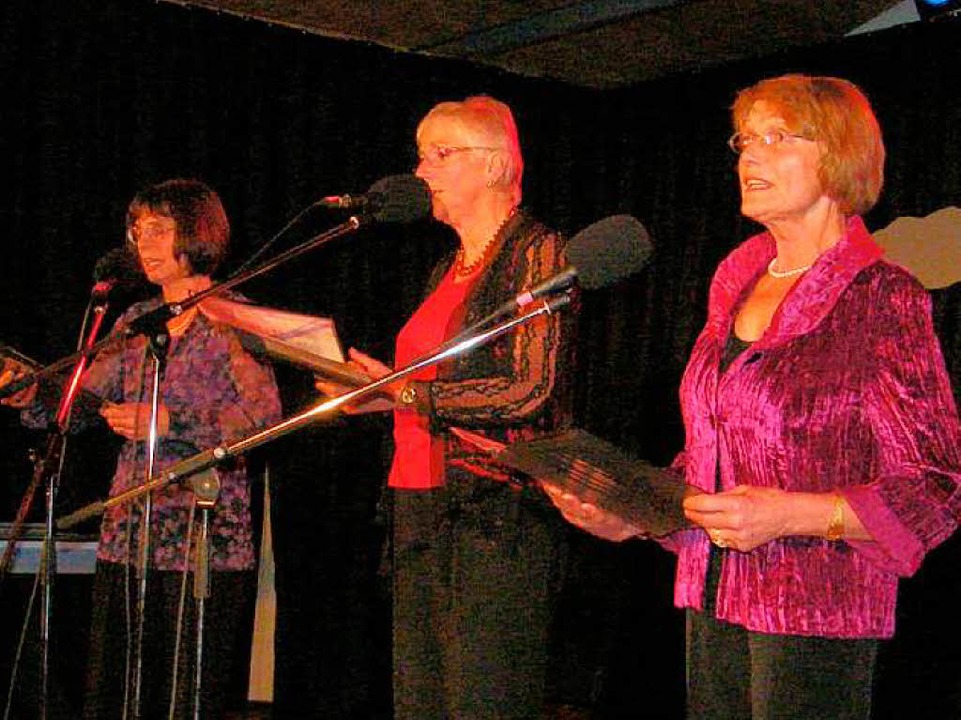 Gertrud Rittner, Karin Huber und Marle... alpenlndische Stubenmusik anklingen.  | Foto: Martha Weishaar