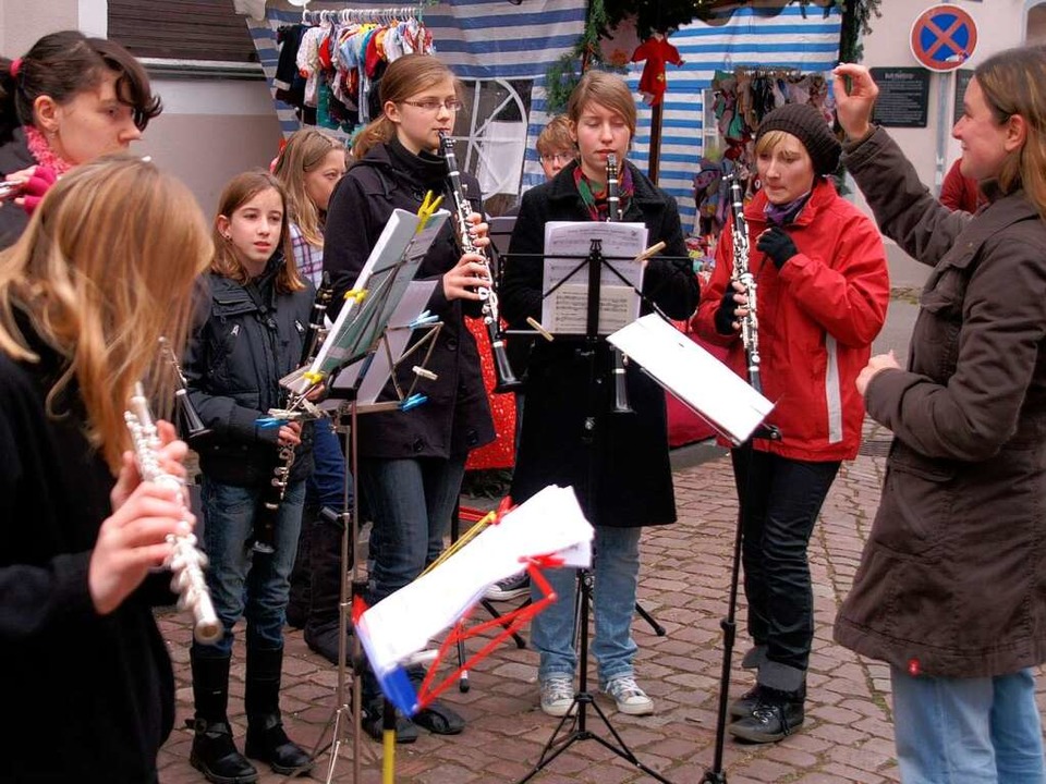 Jungmusiker der Stadtkapelle umrahmten...en Weihnachtsmarkt rund um die Kirche.  | Foto: Ilona Hüge