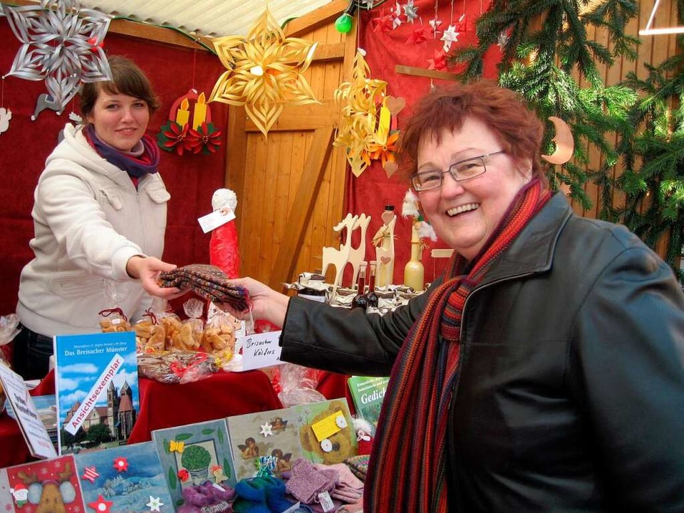 Selbstgestrickte Socken waren beliebt auf dem Breisacher Weihnachtsmarkt.  | Foto: Ines Süßle