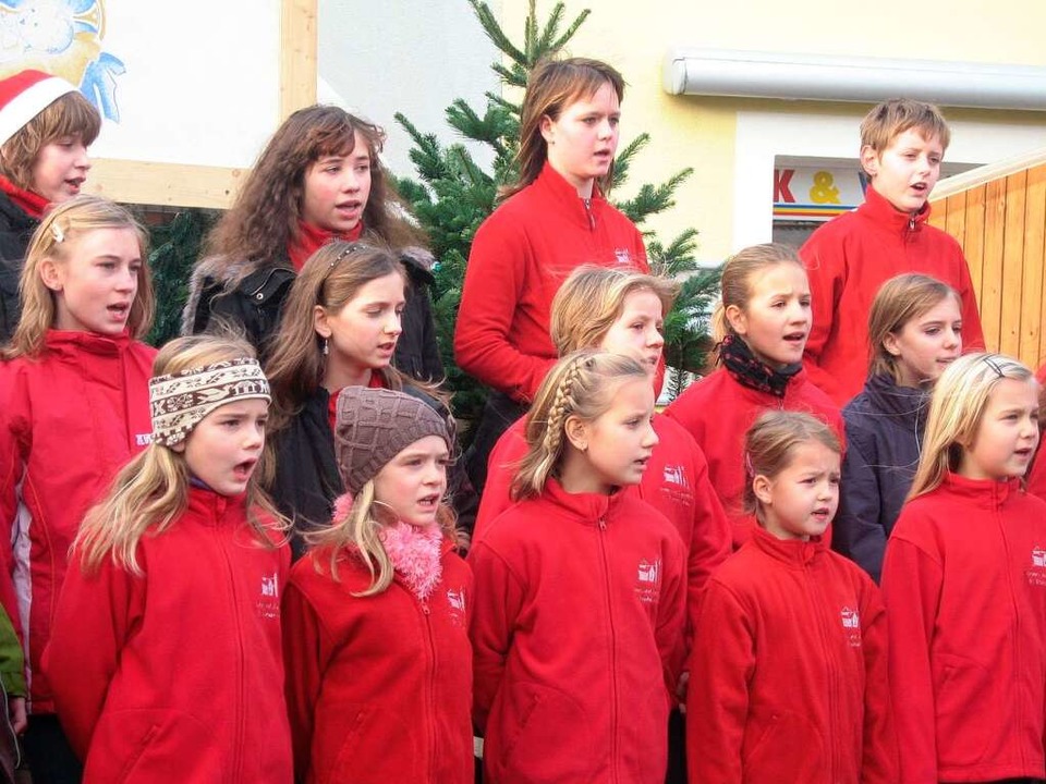 Der Kinderchor St. Stephan unterhielt ...achtsmarktes mit besinnlichen Liedern.  | Foto: Ines Süßle