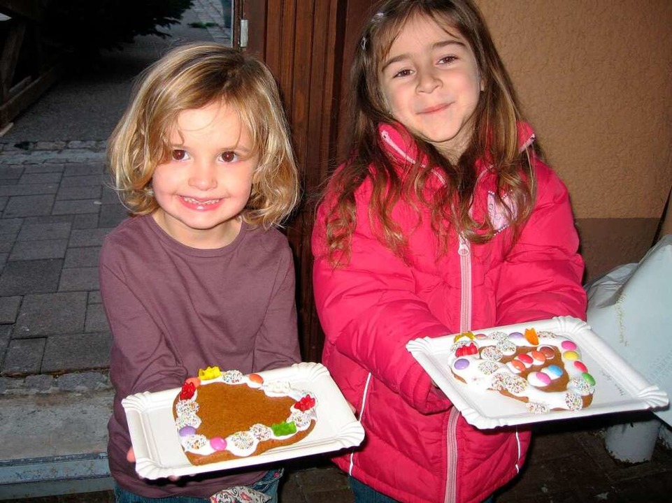 Stolz präsentieren Clara und Marie-Sophie ihre Lebkuchenherzen.  | Foto: Ines Süßle