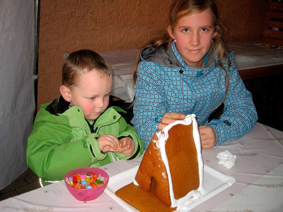 In der Lebkuchen-Werkstatt  konnten di...uchenhäuser mit Süßigkeiten verzieren.  | Foto: Ines Süßle