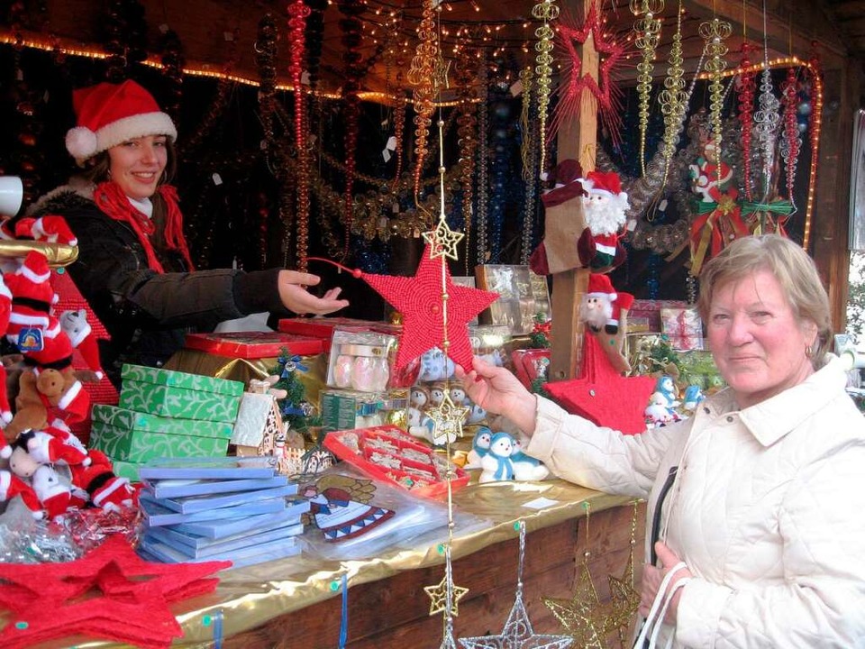 Bunte Adventsdekoration war beliebt auf dem Breisacher Weihnachtsmarkt.  | Foto: Ines Sle