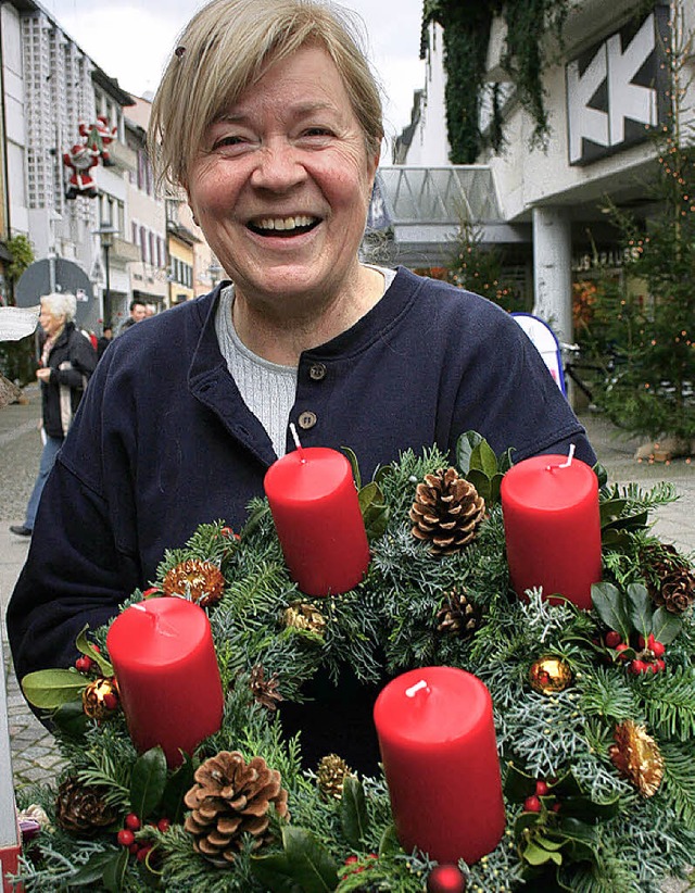 Rosemarie Nutto bindet Adventskrnze aus Eibe, Nobilis-Tanne und Tuja.  | Foto: friederike marx