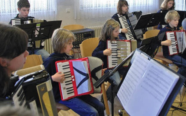 Die AKC-Kids entfhrten beim Vorspieln...die Welt bekannter Kindergeschichten.   | Foto: Roland Vitt