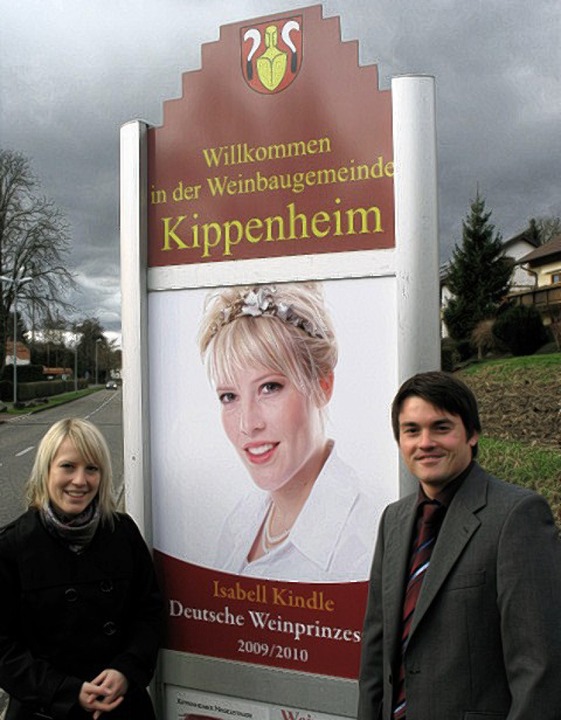 Isabell Kindle und Bürgermeister Matthias Gutbrod vor einem der neuen Schilder.   | Foto: Gemeinde