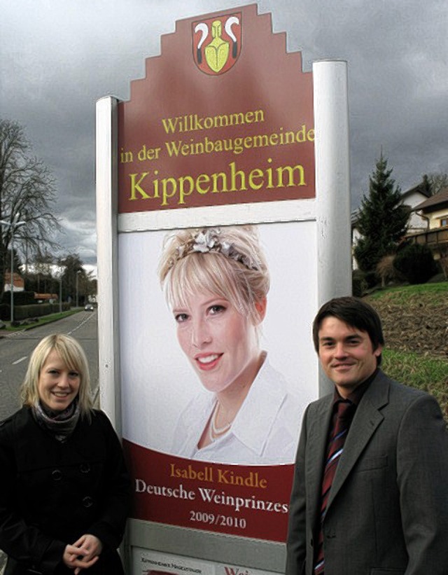 Isabell Kindle und Brgermeister Matthias Gutbrod vor einem der neuen Schilder.   | Foto: Gemeinde