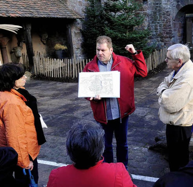 Auf historischen Spuren &#8211; Niklot Krohn mit Teilnehmern.   | Foto: wolfgang knstle