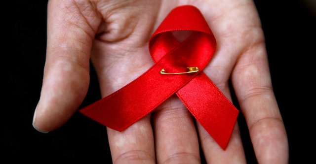 Die rote Schleife ist Symbol der Solid... Menschen, die an Aids erkrankt sind.   | Foto: dpa
