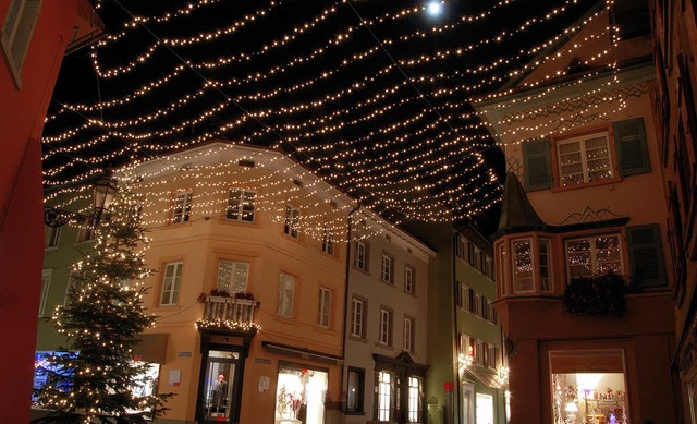 Sternenhimmel: Am Spitalplatz ist die ...inger Weihnachtsbeleuchtung zu sehen.   | Foto: jrg Memmert