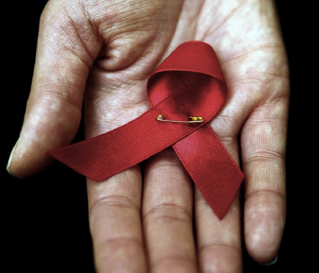 Symbol der Solidaritt mit Aids-Infizierten: die Schleife.   | Foto: Oliver Berg