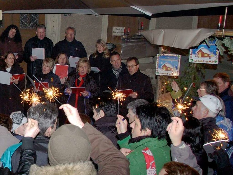Mit Leuchtkerzen bedankten sich die Zu...die Darbietung weihnachtlicher Weisen.  | Foto: Dietmar Noeske