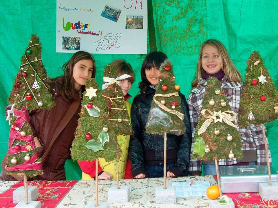 Im Weihnachtswald: Die Klasse 6 a des ...te selbst gestaltete Mini-Christbäume.  | Foto: Claudia Renk