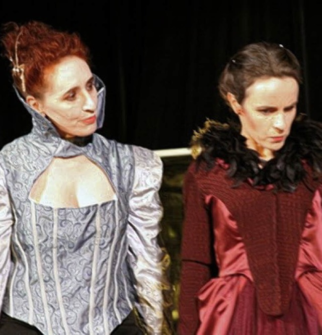 Birgit Seitz (links) als Elisabeth I. ...r als Maria Stuart im finalen Dialog.   | Foto: Schie