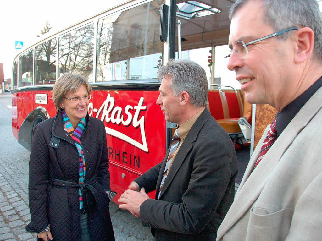 Landrtin Strr-Ritter, Klaus Sedelmeier und Brgermeister Singler vor dem Oldtimer-Bus.