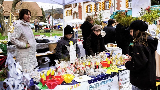 Selbst Gebasteltes wurde auf dem Adventsmarkt angeboten.   | Foto: wolfgang knstle