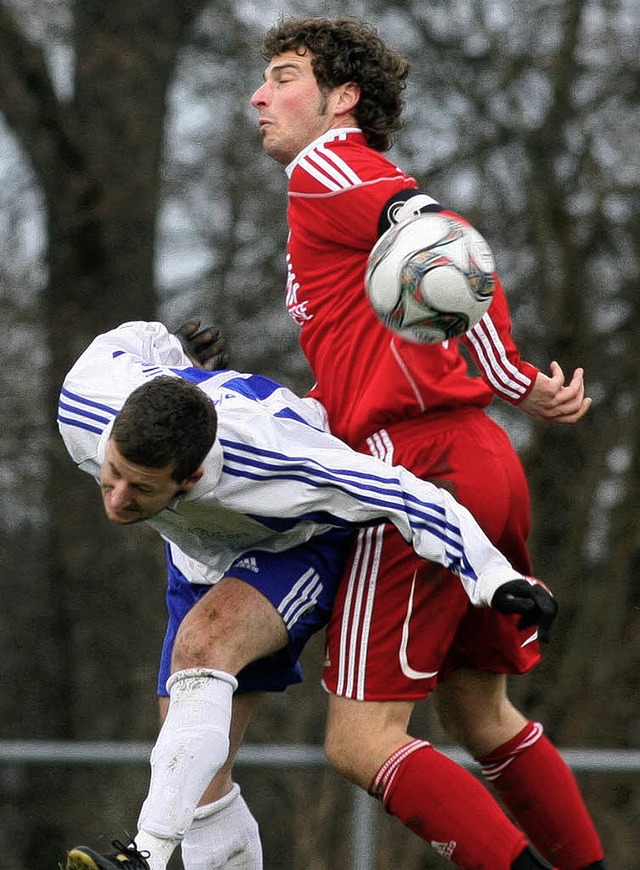 Auf Tuchfhlung:  Jrg Stockburger vom...ks) und  der Lfinger Kevin Fhrenbach  | Foto: Dieter Reinhardt