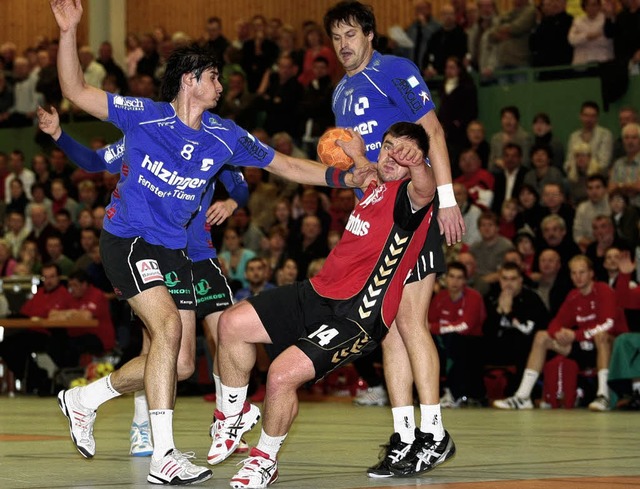 Handball 2009Hedos Elgersweier vs. TV ...lgersweier #14) wird am Wurf gehindert  | Foto: Peter Aukthun-Grmer