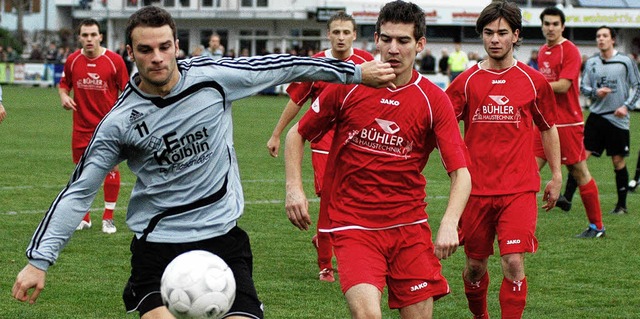 Rot berwiegt: Der Heimbacher Torjger... Bahlinger Gegenspielern  abschirmen.   | Foto: Claus  Zimmermann