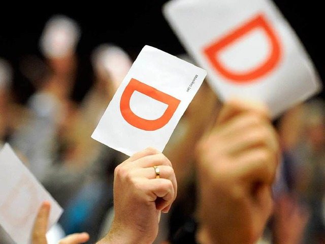 Beim SPD-Landesparteitag von Baden-Wr...mit ihren Stimmkarten ber Antrge ab.  | Foto: dpa