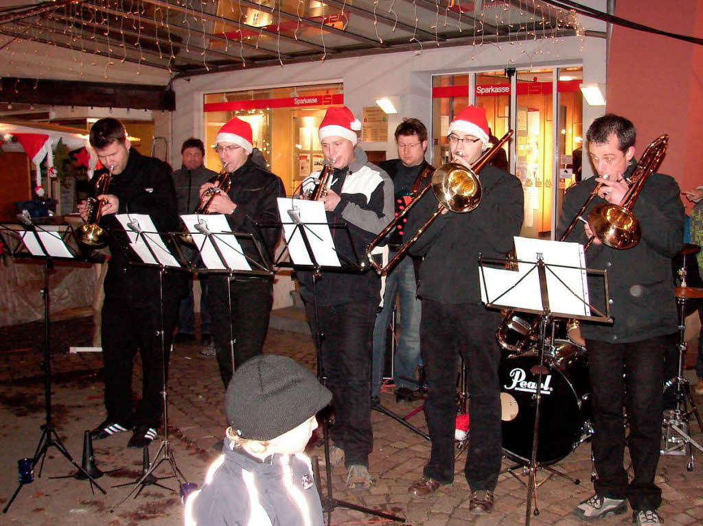 Musiker aus Bachheim trugen zur vorweihnachtlichen Atmosphre bei.