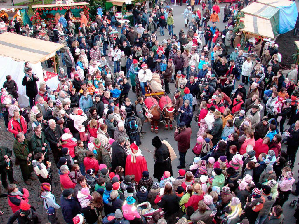 Das Warten hat sich gelohnt: Der Nikolaus kommt auf einer von zwei Minipferden gezogenen Kutsche.