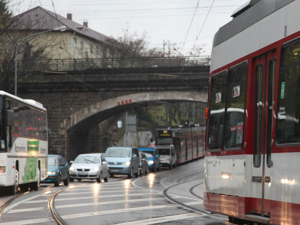 Die Folge der Straensperrung: Zhflssiger Verkehr aus Richtung St. Georgen.