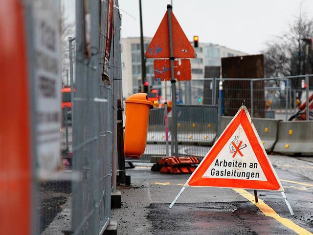 &#8222;Arbeiten an Gasleitungen&#8220;...schildern am Freiburger Bahnhofsareal.  | Foto: Peter Disch