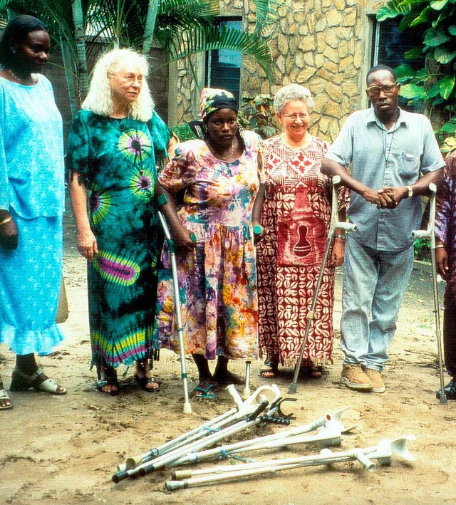 Eleonore Dietz (Zweite von links) bei einem ihrer Aufenthalte in Benin.  | Foto: privat