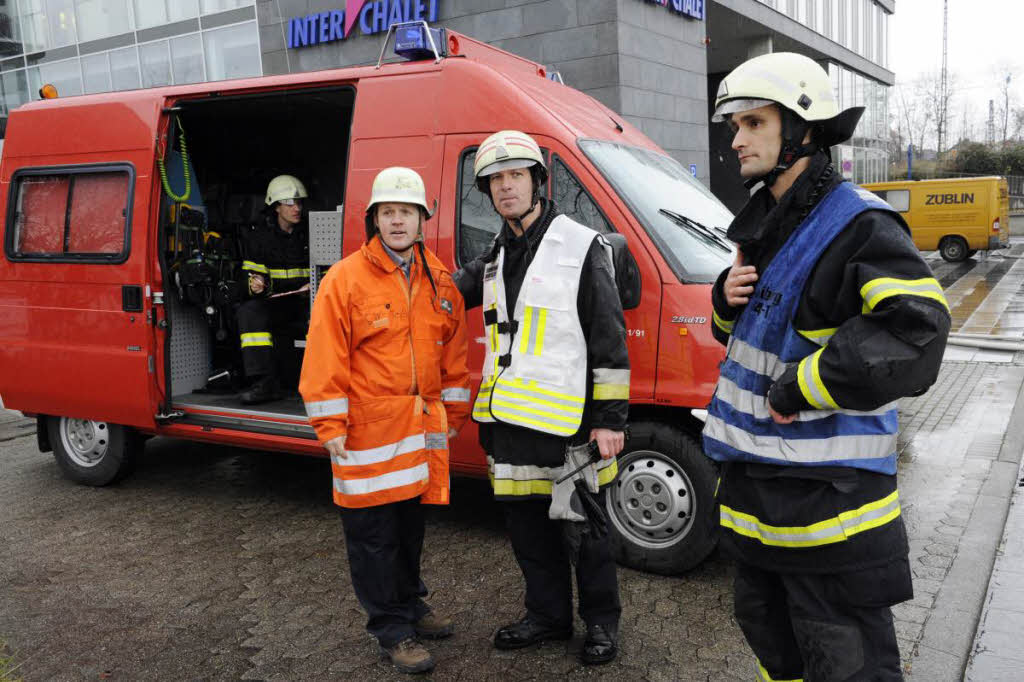 Die Feuerwehr vor einem der sicherheitshalber gerumten Gebude.