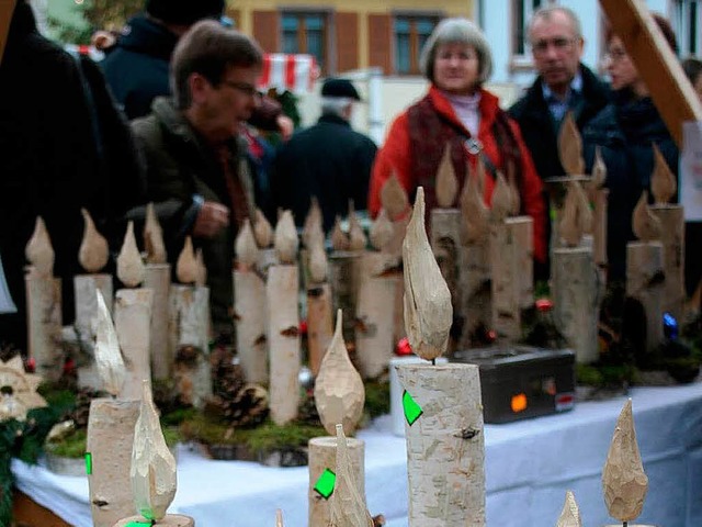 Auch weihnachtliche Dekoration aus Hol...em Ihringer Weihnachtsmarkt angeboten.  | Foto: Elisabeth Jakob-Klblin