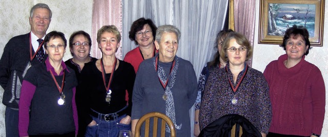 Bei der Abschlussfeier des Lauftreffs ...lber) und Regina Korhummel (Urkunde).   | Foto: akd