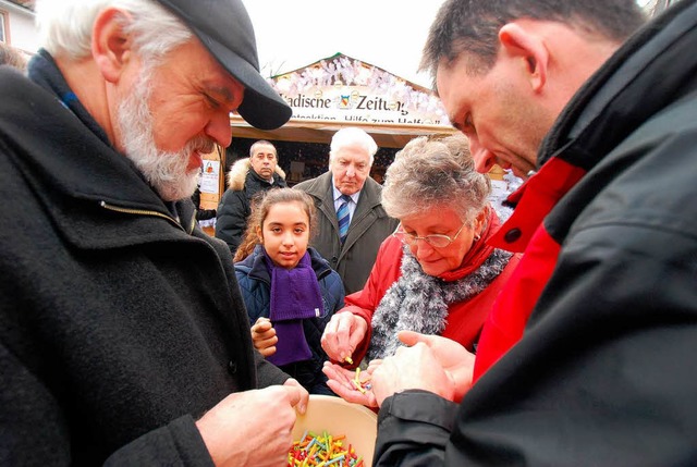 Der Loskauf am BZ-Stand auf dem Weihna...leich. Schne Preise gibt es trotzdem.  | Foto: Barbara Ruda