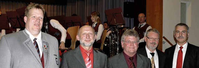 Der Vorsitzende der Musikkapelle, Klau...z und Ambros Hog zu Ehrenmitgliedern.   | Foto: Adelbert Mutz