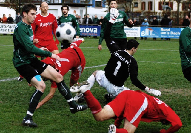 Turbulenzen im Kehler Strafraum: Da de...-Derby nicht nutzte, unterlag er 0:1.   | Foto: Claus Zimmermann