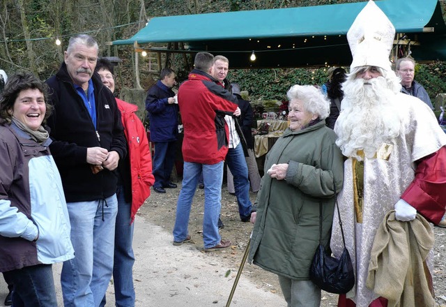 Gute Laune verbreitete der Nikolaus auf dem Weihnachtsmarkt in Pfaffenweiler.  | Foto: Franz Hilger