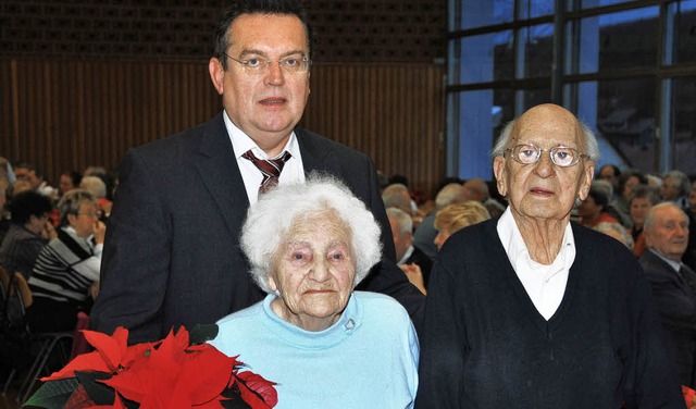 Brgermeister  Buhardt ehrte beim Sen... Jahre) und Karl-Heinz Schule r (94).   | Foto: Dieter Erggelet