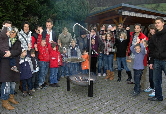 Mit einem Stockbrotessen klang die vorweihnachtliche Feier des SV Inzligen aus.   | Foto: Heinz Vollmar