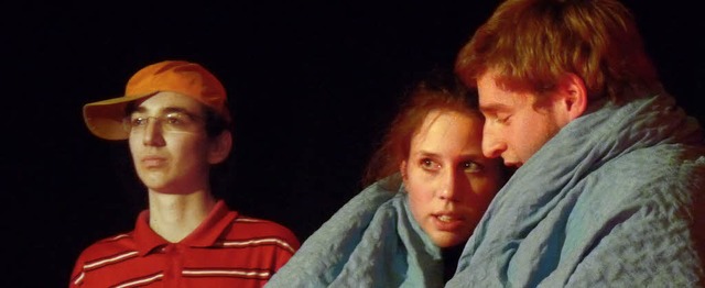 Das erste Mal kuscheln: die Jugendlich...git-Jugendtheatergruppe auf der Bhne.  | Foto: Claudia Gabler