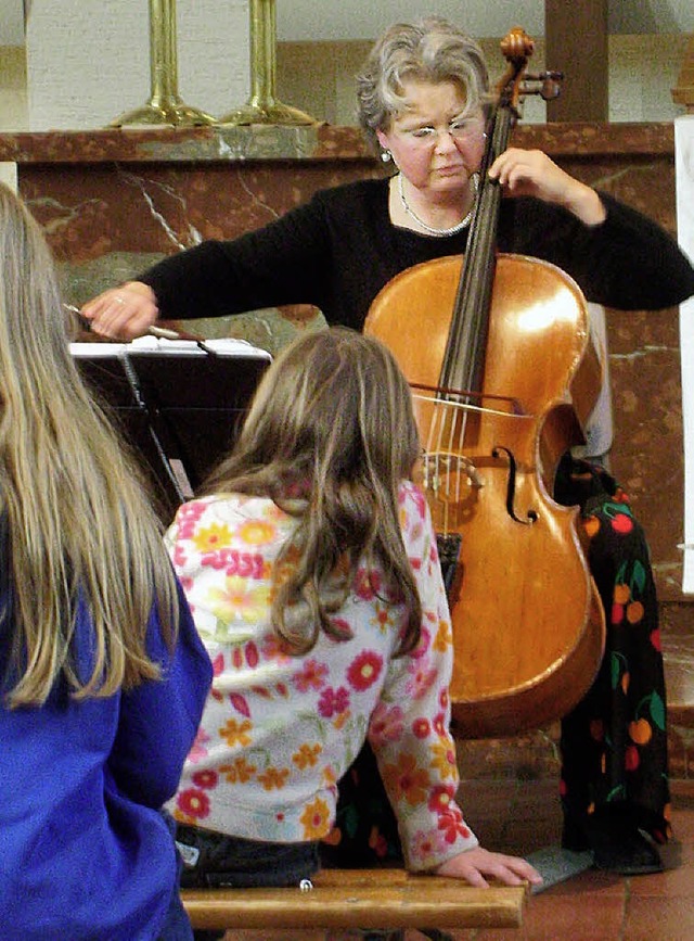 Eine Einfhrung in das Cello erhielten...ciel  Strouken in der Christuskirche.   | Foto: Kallee